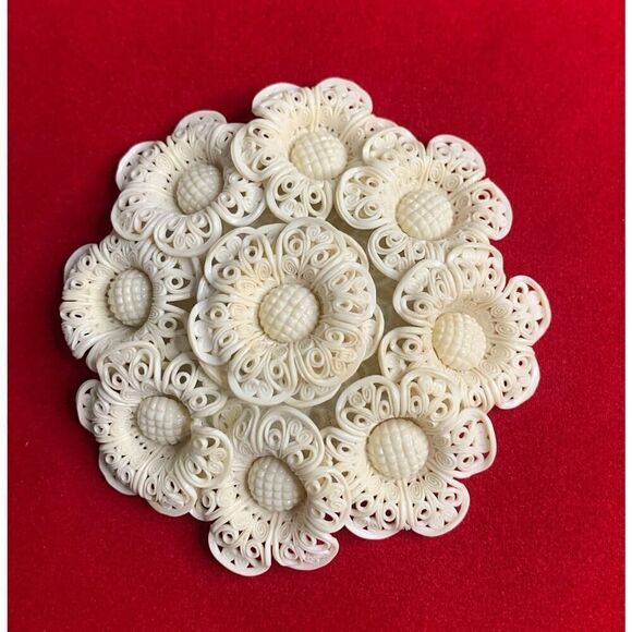 Artsy Vintage Ivory-colored resin brooch, in Gold plate - Picture 1 of 4